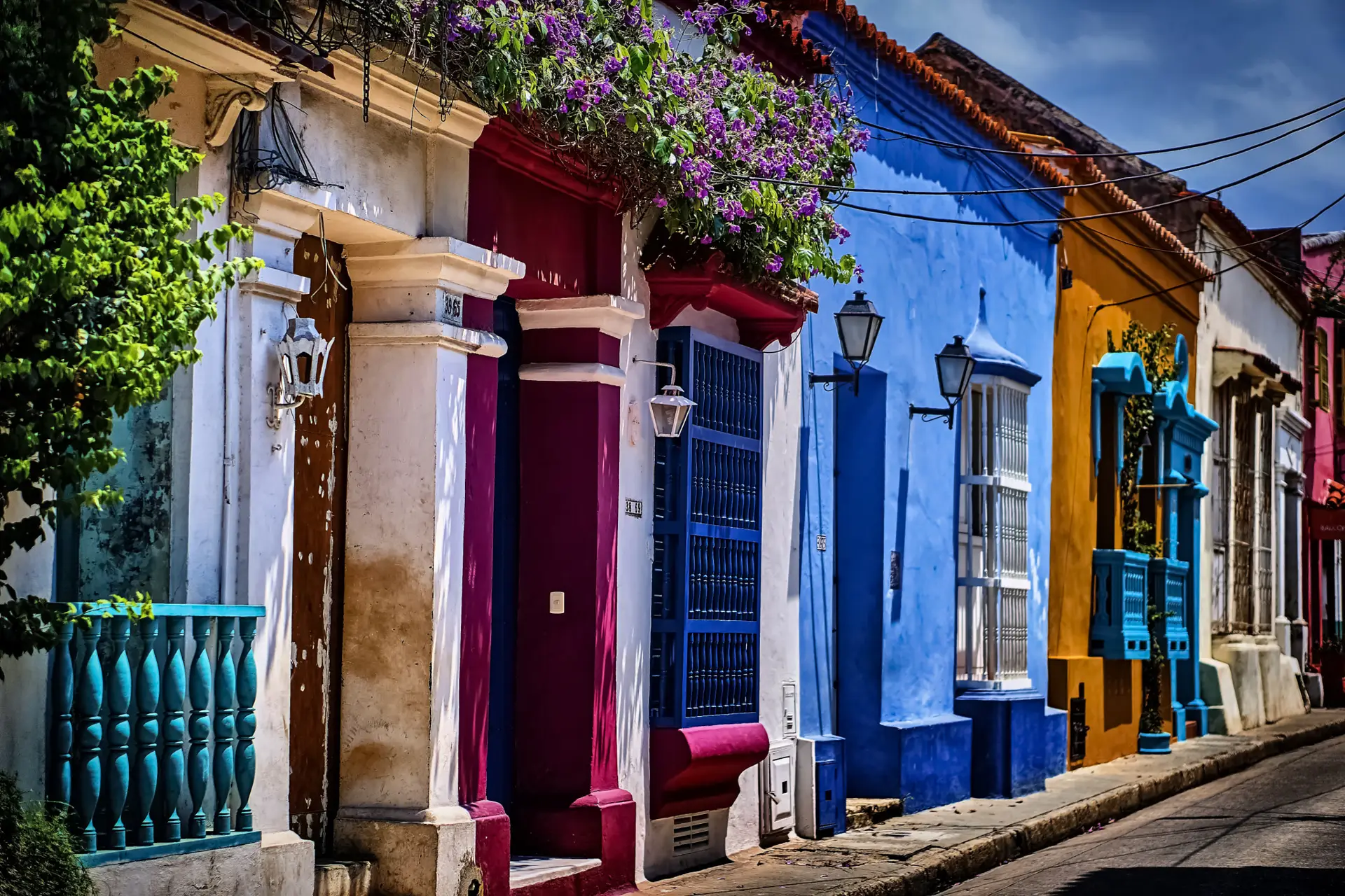 Calle colonial de Cartagena con balcones de colores y buganvilias