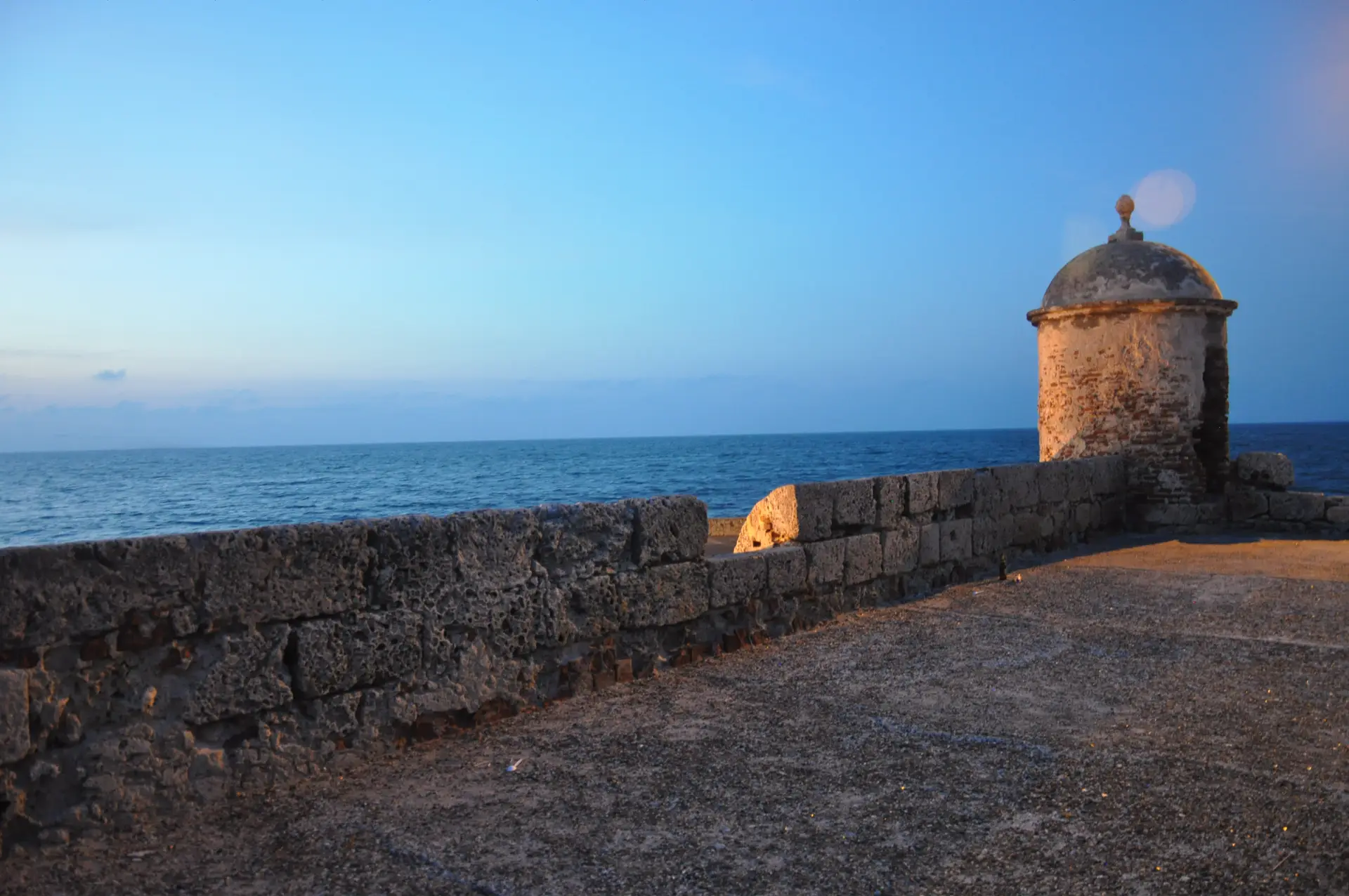 Garita sobre la muralla frente al mar al atardecer