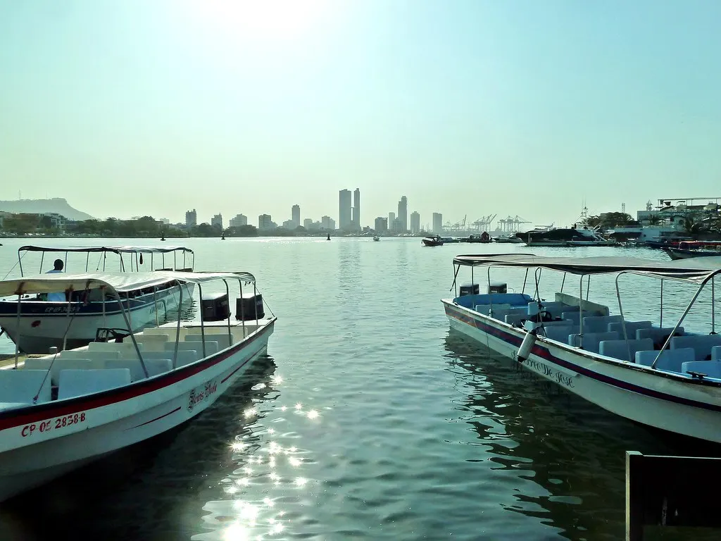 Lanchas de turismo en una marina de Cartagena, con la ciudad al fondo