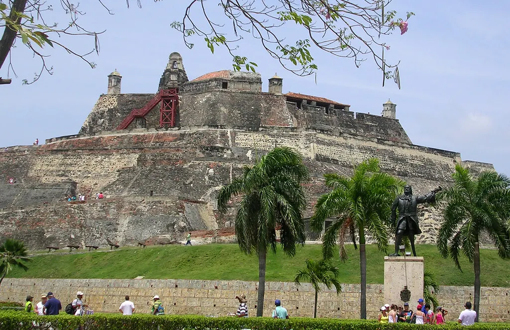 Castillo San Felipe de Barajas con visitantes al frente